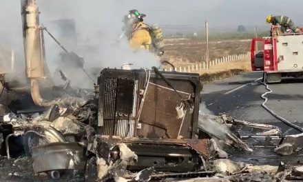 Transporte de carga queda en cenizas tras incendio en carretera a Monclova