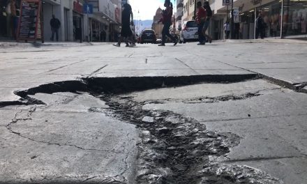 Se forma un socavón en el centro de Saltillo