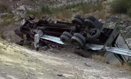 Una vez más se registra accidente en Los Chorros; tráiler vuelca y cae hacia un arroyo
