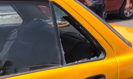 Ciclista sufre mareo y choca a taxista en Saltillo; tendrá que pagar los daños ocasionados