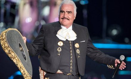 Vicente Fernández gana un Grammy y el presentador no sabía de su muerte; dice que no pudo venir a recogerlo