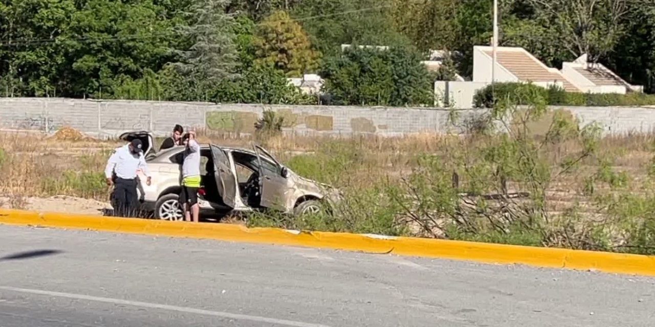 ‘Curvosio’ hace de las suyas y ocasiona una volcadura en Saltillo