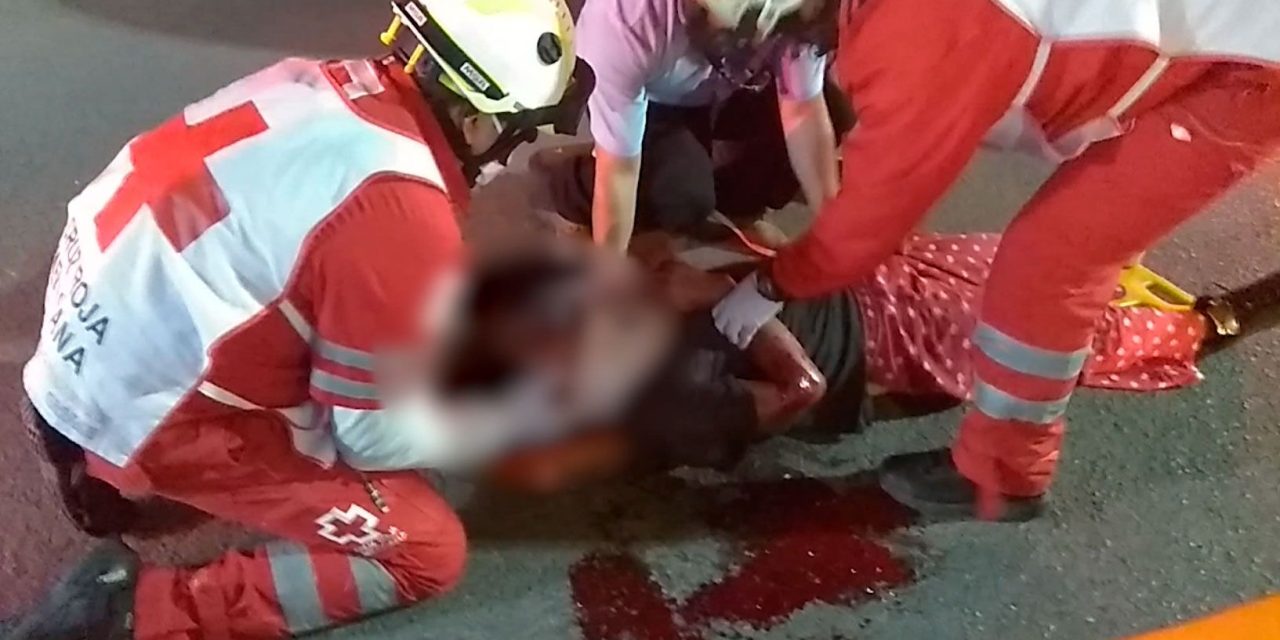 Joven de 16 años se reporta grave tras impactar auto en V. Carranza
