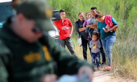Juez ordena continuar expulsión de migrantes en EU bajo Título 42