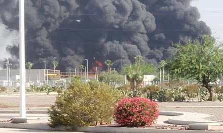 Se registra fuerte incendio en empresa recicladora de Torreón