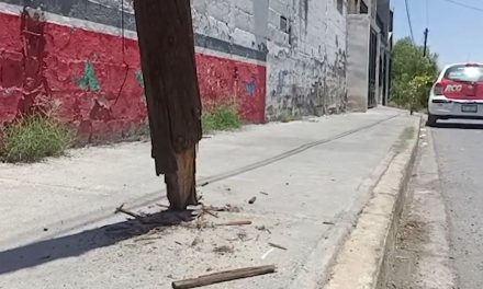 Chocan un poste en la Isabel Amalia… tiene más de un mes sin que se repare