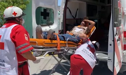 Albañil que construía un tejaban, piso mal y cae de una altura de 3 metros en Saltillo