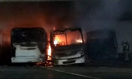 Incendio que pudo se provocado dejó hasta las cenizas a tres autobuses en Saltillo