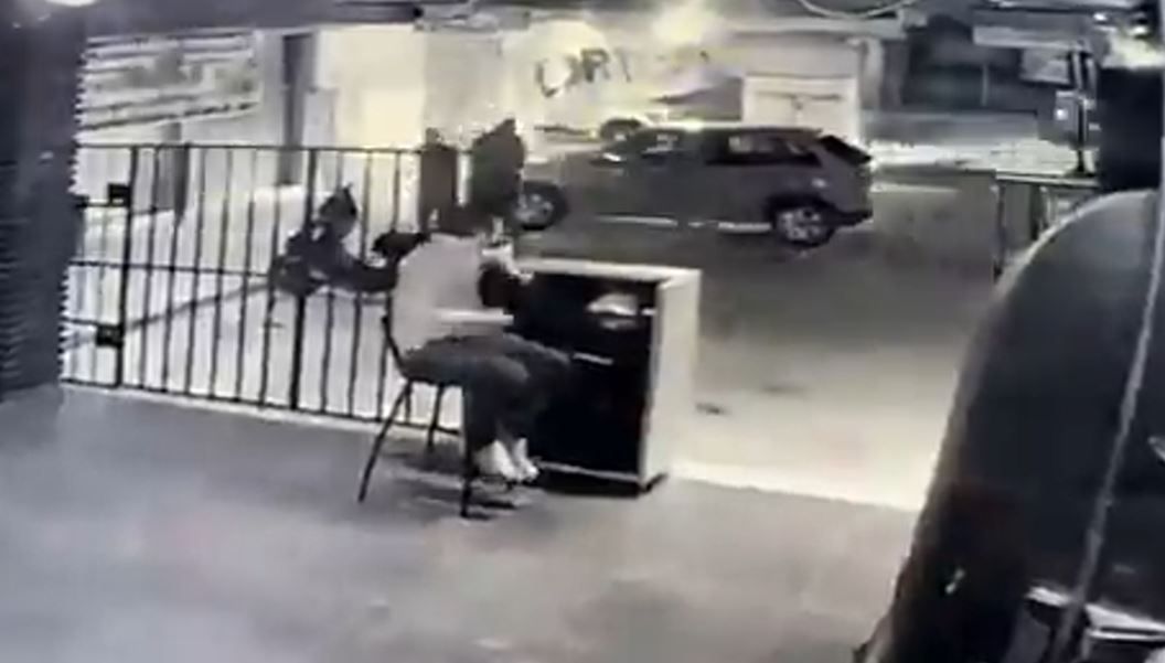 Así fue el momento en que sujetos mataron a cadenero de bar en Cancún (Video)