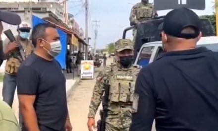 Video de hombre dando órdenes a elemento de la Marina frente a un alcalde de Guerrero causa polémica en redes sociales