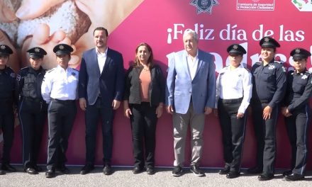 Celebra Chema Fraustro a mamás policías de Saltillo en su día