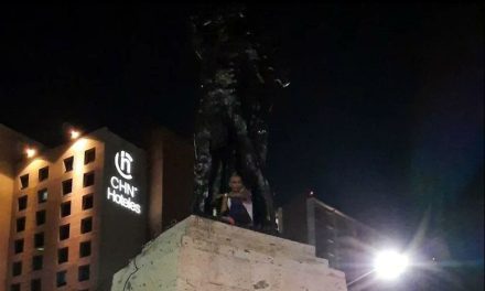 Hombre sale a ‘tomar el fresco’ y se sube a ‘echar caguama’ arriba de monumento en el centro de Monterrey