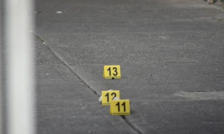 ¡Noche trágica! Hombre entra y mata a dos personas en plaza comercial para luego quitarse la vida