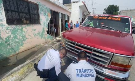 Camioneta se queda sin frenos y se mete ‘hasta la cocina’ en una casa de Saltillo
