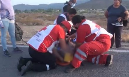 Joven le causa el susto de su vida a su madre tras accidentarse en pleno 10 de mayo en Parras