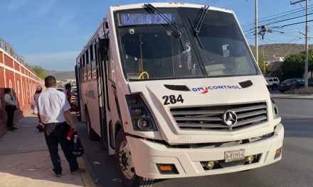 Chofer pasa bordo a toda velocidad y dos trabajadores terminan en ambulancia en Saltillo