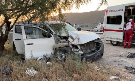 Camioneta se sale del camino en la Saltillo-Torreón