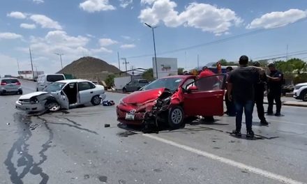 Dos mujeres terminaron en ambulancia tras aparatoso accidente en la Saltillo-Monterrey