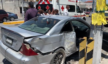 Causa aparatoso accidente al salir de un supermercado en Saltillo