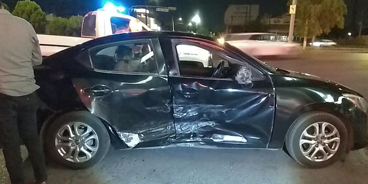 Mujer con aliento alcohólico se pasa un rojo y provoca volcadura en Saltillo
