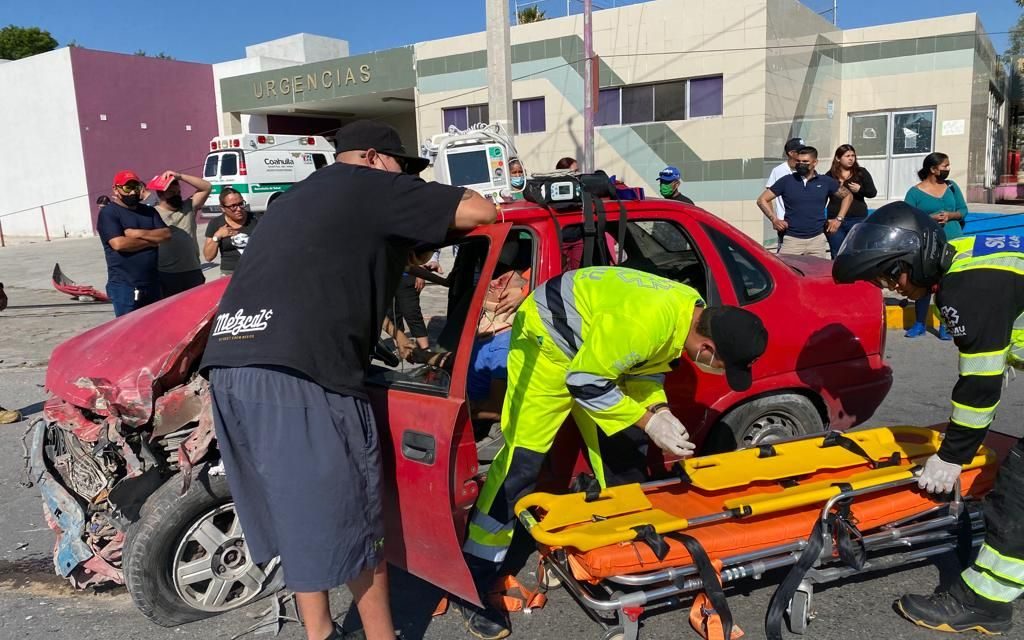 Aparatoso accidente deja tres lesionados frente al Hospital del Niño en Saltillo
