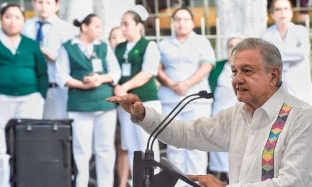 Tras polémica, AMLO ofrece contratación inmediata de médicos