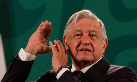 AMLO manda ‘al carajo’ a quienes critican contratación de médicos cubanos