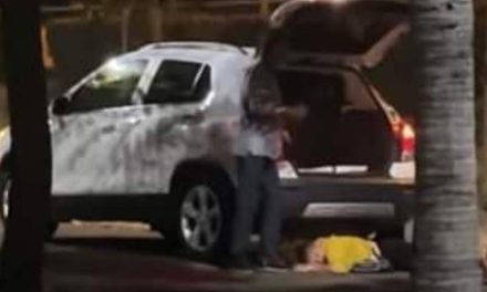 Hombre arrastra a mujer inconsciente para meterle a su auto en Tabasco (video)