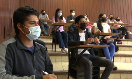 Presentan examen de admisión aspirantes a bachillerato de la UAdeC