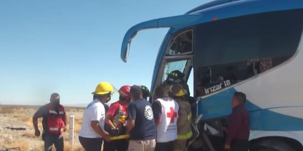 Autobús con estudiantes de la UANE se impacta con un tráiler en la Saltillo-Torreón