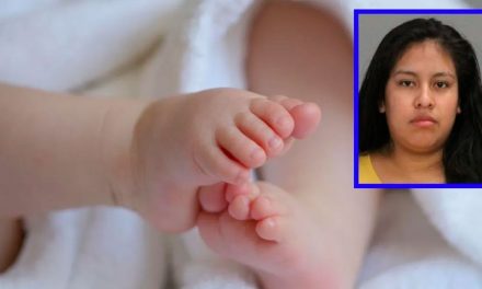 Bebé muere ahogado al cuidado de su hermanito de 3 años; la madre se arreglaba las uñas