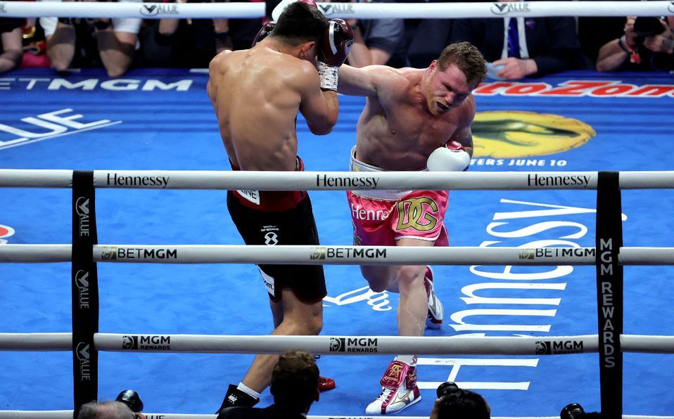Así dejó el ‘Canelo’ Álvarez los brazos de Bivol tras el combate