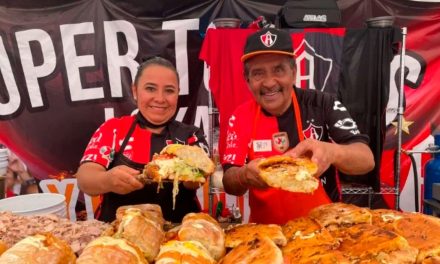 Don Chava cumplió su promesa y regaló 400 tortas tras triunfo del Atlas