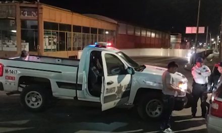 Hombre en estado de ebriedad no alcanza a frenar y choca en Saltillo