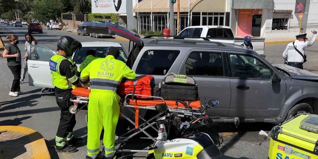 Se pasa el rojo y provoca un aparatoso accidente en Saltillo