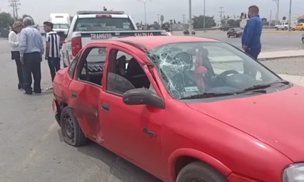 Da cerrón tráiler y choca auto compacto en Saltillo