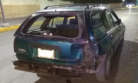 Joven con ‘copas encima’ se le ocurre manejar de reversa y ocasiona un choque en Saltillo