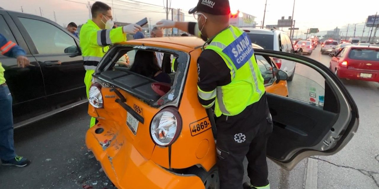 Taxi queda como ‘acordeón’ tras accidente en Saltillo; un acelerado fue el culpable