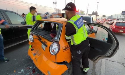 Taxi queda como ‘acordeón’ tras accidente en Saltillo; un acelerado fue el culpable