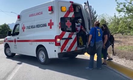 Mujer sale cansada del trabajo y tiene aparatosa volcadura en Colosio
