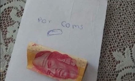 Abuelita que no sabe escribir hace su esfuerzo para dejarle un recado a su nieto y conmueve a internet