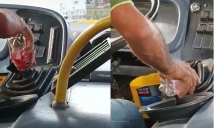 Chofer ‘pierde’ su palanca de velocidades y utiliza una botella de refresco para conducir (video)