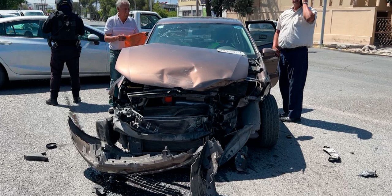 Choque en zona centro de Saltillo deja cuantiosos daños