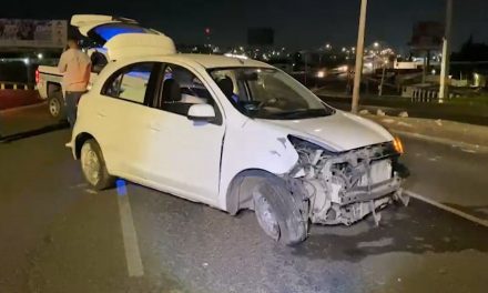 Ir a exceso de velocidad le sale caro a hombre que se estrella con luminaria en Saltillo