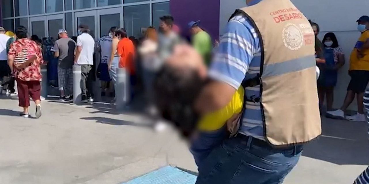 Se desvanece chica que esperaba su vacuna en Saltillo