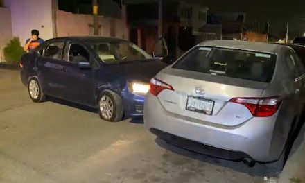 Conductor ebrio utiliza Abasolo como ‘pista de carreras’ y se lleva de encuentro dos autos