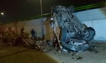 Choca y vuelca ebrio conductor en Fundadores, resulta ileso