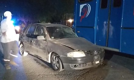 Hombre bajo los efectos del alcohol se estrella contra camión estacionado en Saltillo