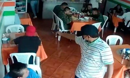 Imágenes sensibles: Ejecutan a un hombre en restaurante frente a 4 militares