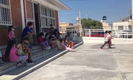 Por quinto robo y falta de luz, niños toman las clases fuera de su salón en escuela de Saltillo